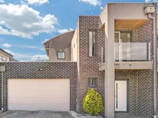 Townhouse for rent in Greenvale Lakes, Melbourne