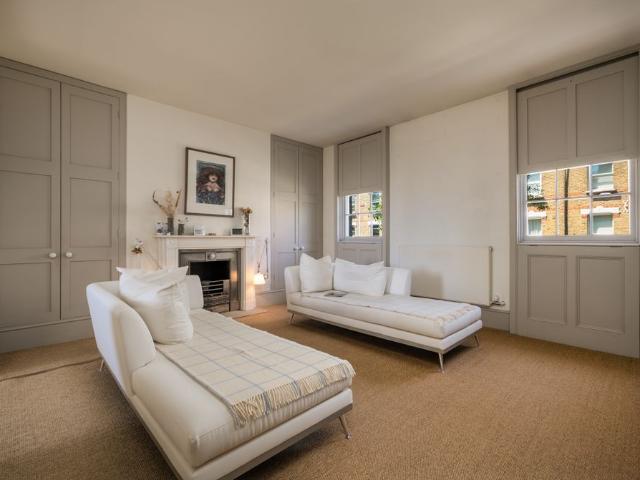Townhouse for rent in London Borough of Merton, Raynes Park