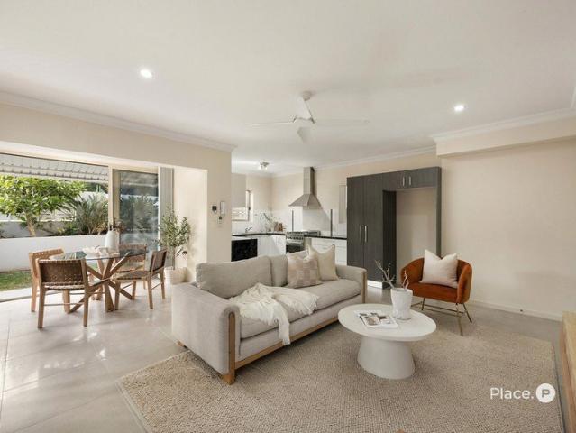 Townhouse for sale in Holland Park, Greater Brisbane