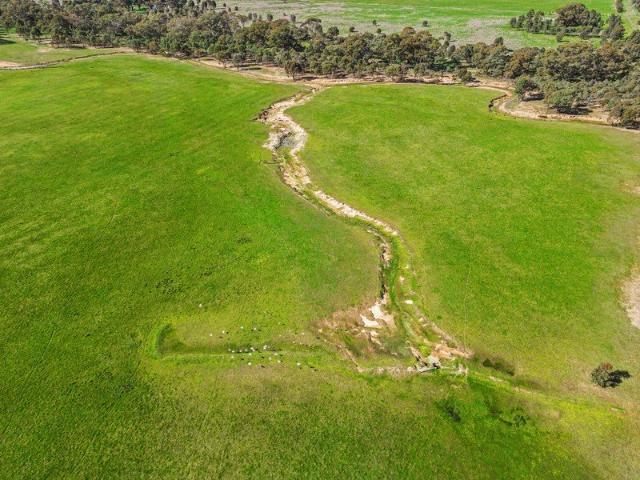 Cottage for sale in Knowsley, Victoria