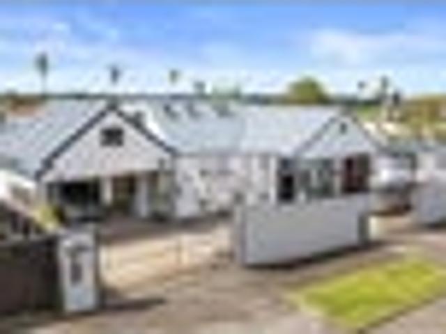 House for sale in Point England, Oroua County