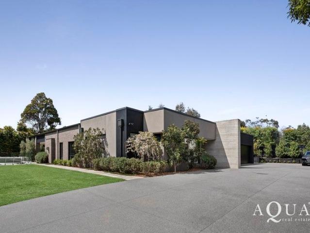 Cottage for sale in Mount Eliza, Victoria