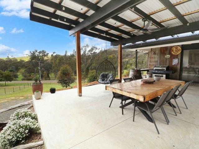 Cottage for sale in Bonnie Doon, Victoria