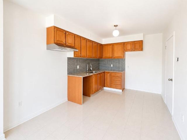 Apartment for rent in Mont-Royal, Montréal (région administrative)