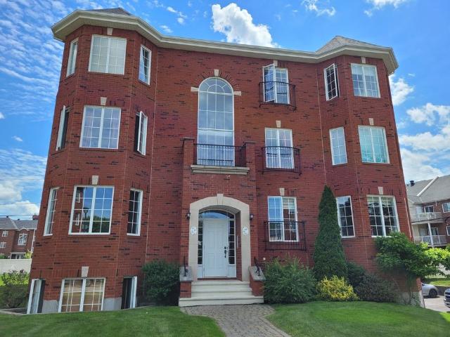Apartment for rent in Candiac, Montérégie