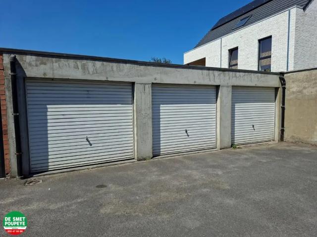 Garage location à Oostkamp, West-Vlaanderen