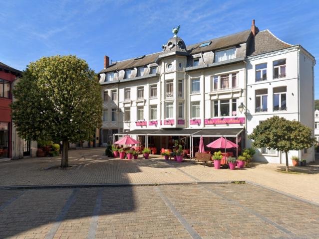 Local Commercial location à Dinant, Wallonie