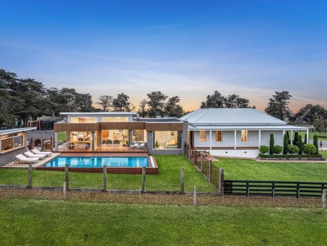 Cottage for sale in Victoria