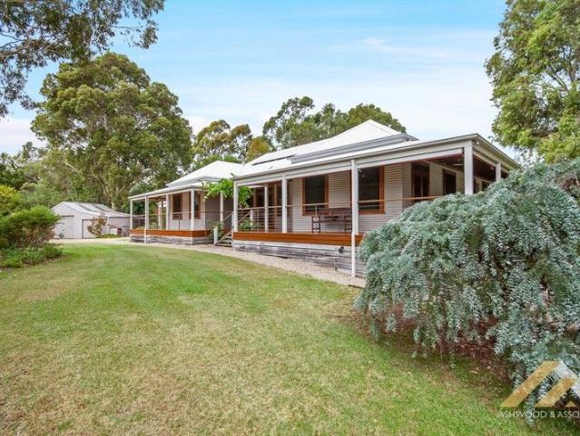 House for sale in Victoria