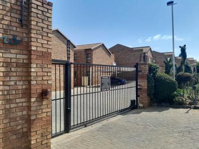Townhouse for sale in Vosloorus, Gauteng