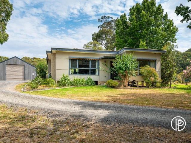 Cottage for sale in Camerons Creek, Victoria