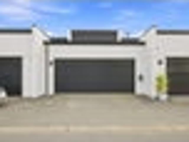 Townhouse for sale in Chaslands, Canterbury