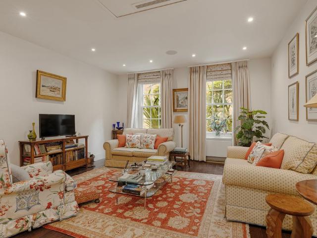 Townhouse for rent in Victoria, Greater London