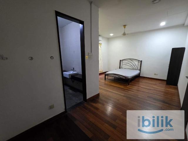 Room for rent in Petaling, Alam Impian