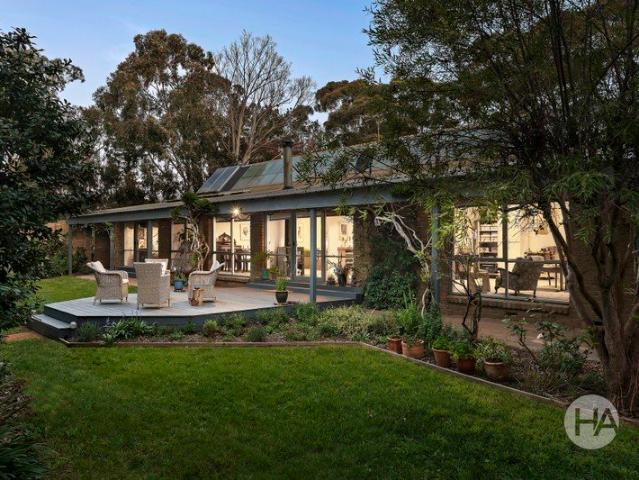 Cottage for sale in Moorooduc, Melbourne