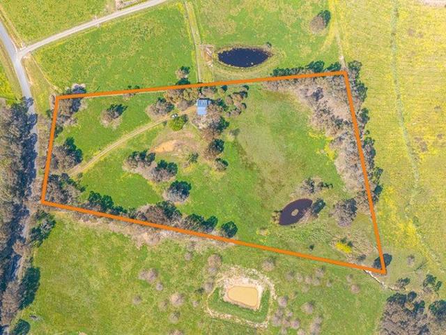 Cottage for sale in Mudgegonga, Victoria