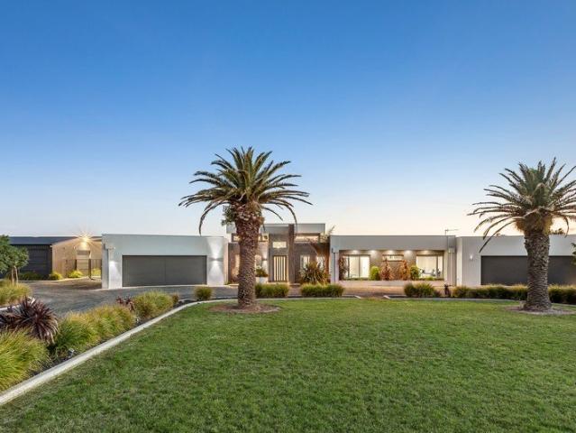 Cottage for sale in Cambrian Hill, Victoria