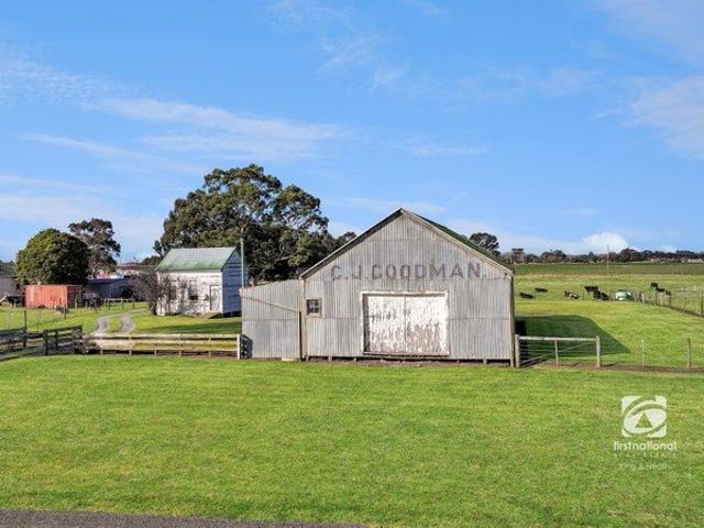 Cottage for sale in Bairnsdale, Victoria