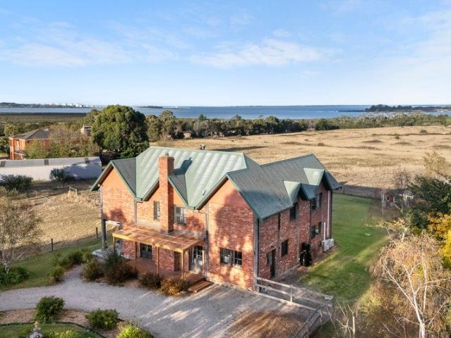 Cottage for sale in Camerons Creek, Victoria