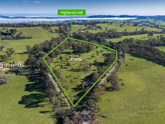 Cottage for sale in Highlands, Victoria
