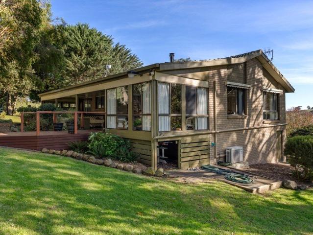Cottage for sale in Purnim, Victoria