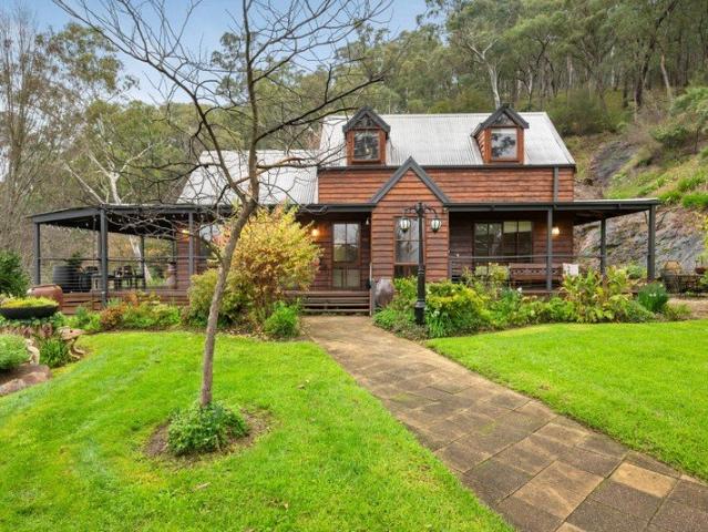 Cottage for sale in Cheshunt, Victoria
