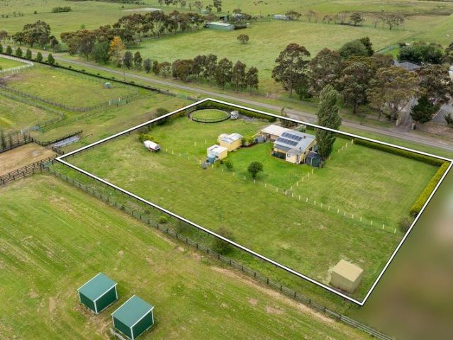 Cottage for sale in Camerons Creek, Victoria