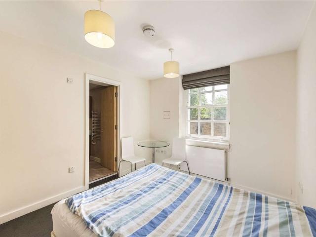 Studio for rent in Brompton, Greater London
