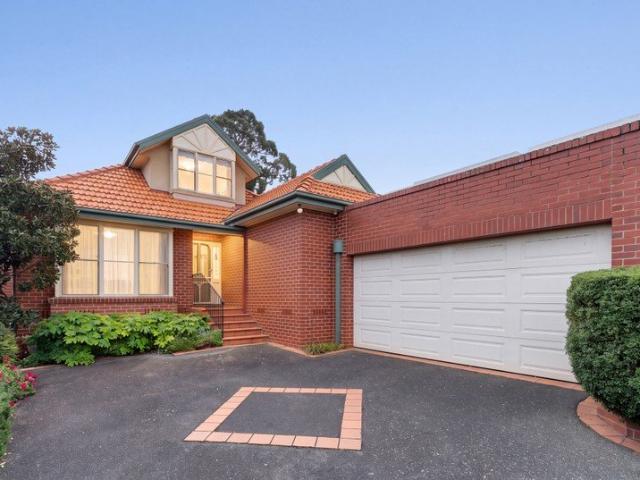 Townhouse for sale in Aberfeldie, Melbourne
