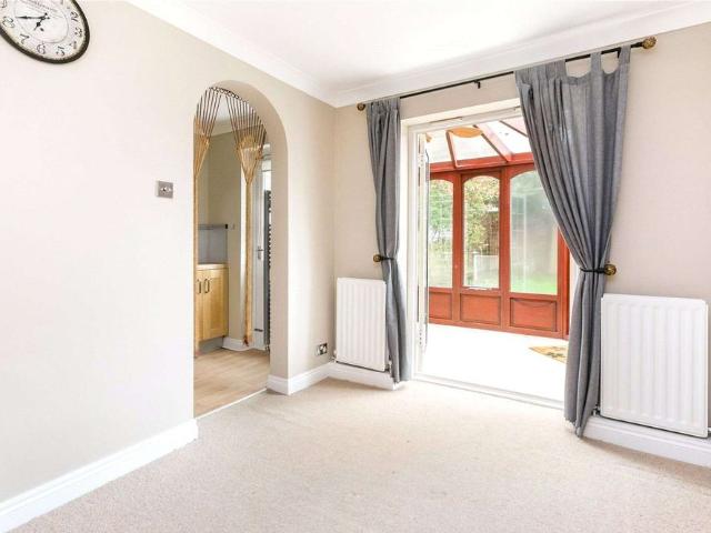 Townhouse for rent in Northwood, Greater London