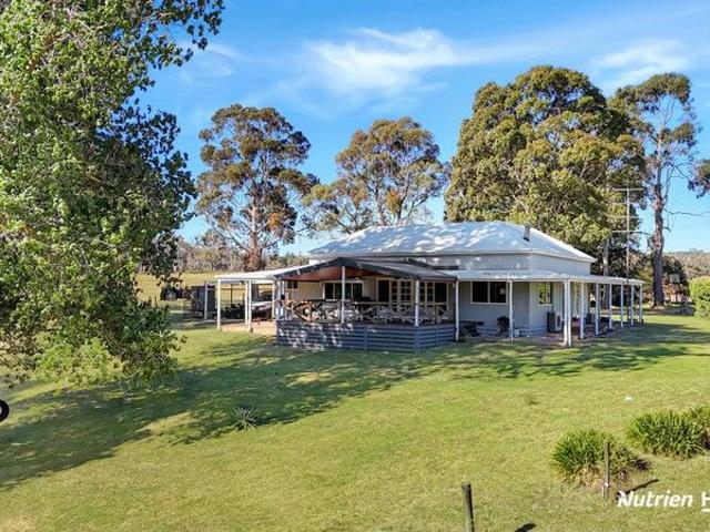 Cottage for sale in Casterton, Victoria