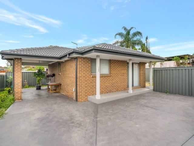House for rent in Smithfield, Sydney