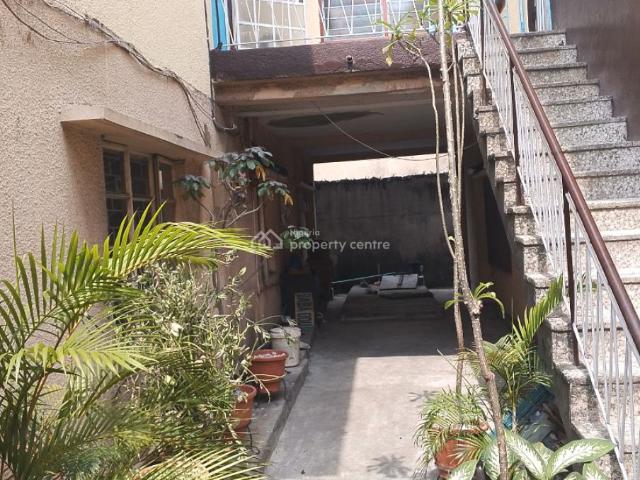 Flat for sale in Surulere , Surulere