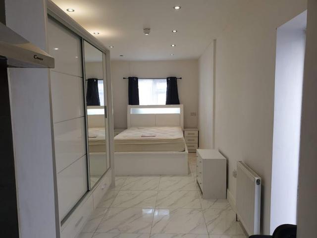 Studio for rent in Lampton, Greater London