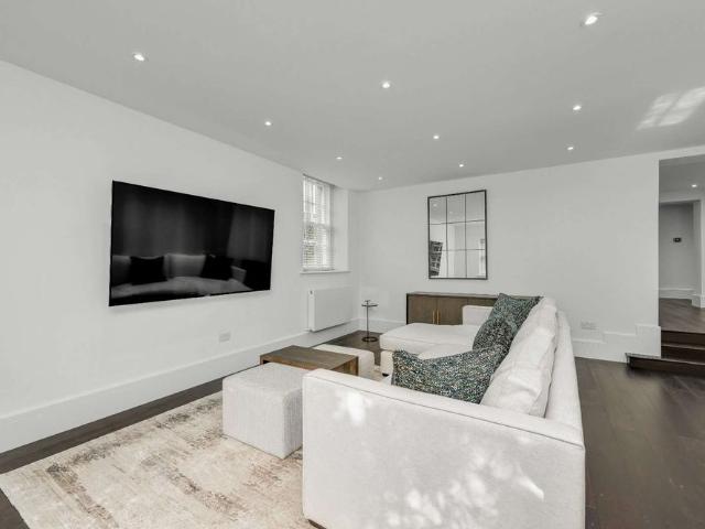 Apartment for rent in Esher, Elmbridge