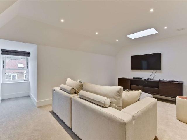 House for rent in Lower Green Esher, Blackhills