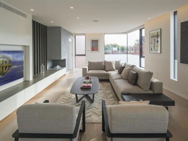 Townhouse for rent in Belsize Park, Greater London