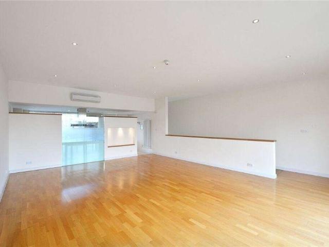 Townhouse for rent in London Borough of Tower Hamlets, Greater London