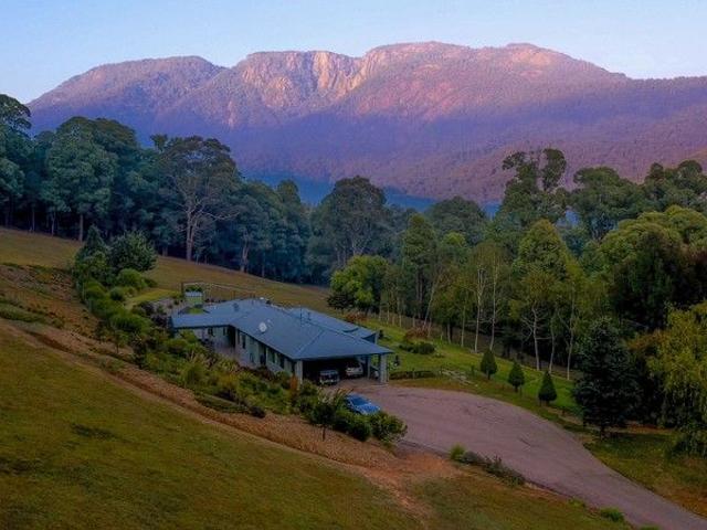 Cottage for sale in Porepunkah, Victoria