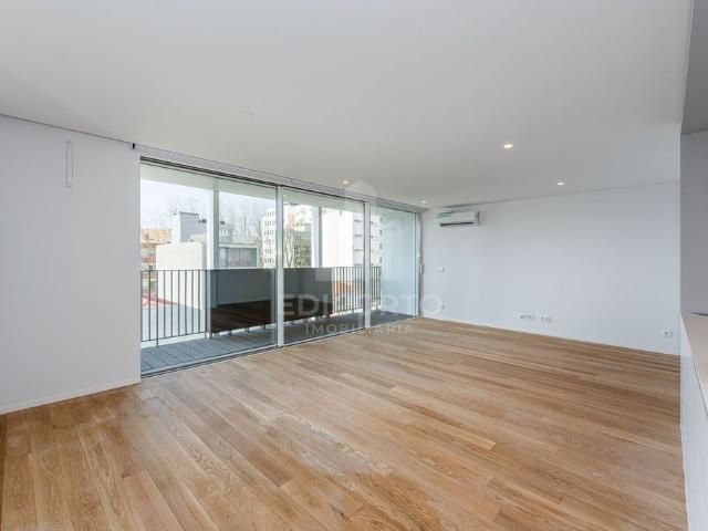Apartamento venda em Custóias, Porto