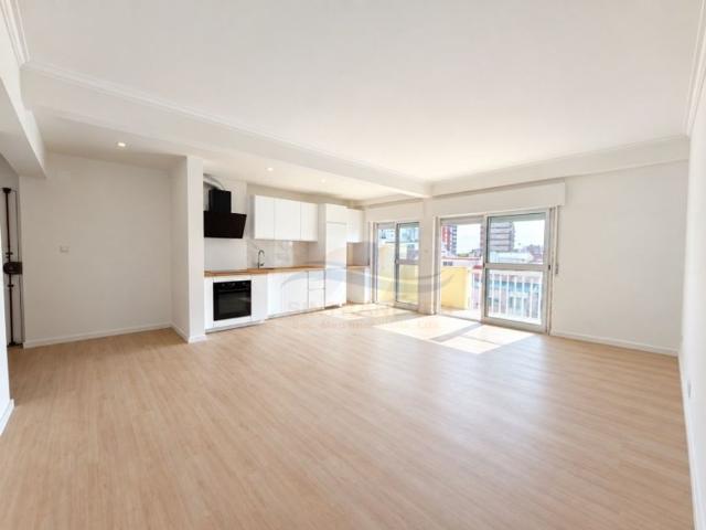 Apartamento venda em Mina de Água, Amadora