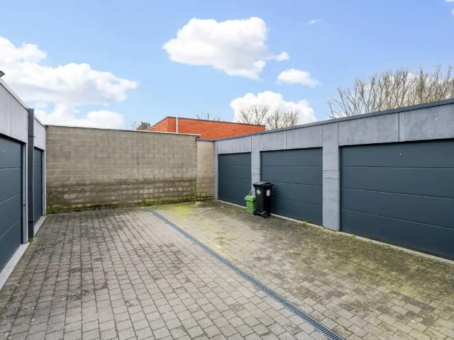 Garage vente à Denderleeuw, Oost-Vlaanderen
