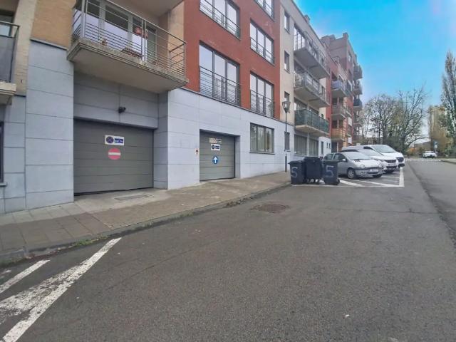 Garage vente à Schaarbeek, Bruxelles