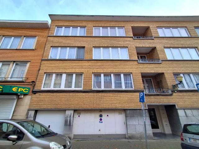 Garage vente à Ganshoren, Bruxelles