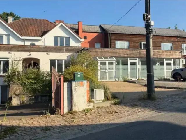 Local Commercial vente à Mont-sur-Marchienne, Charleroi