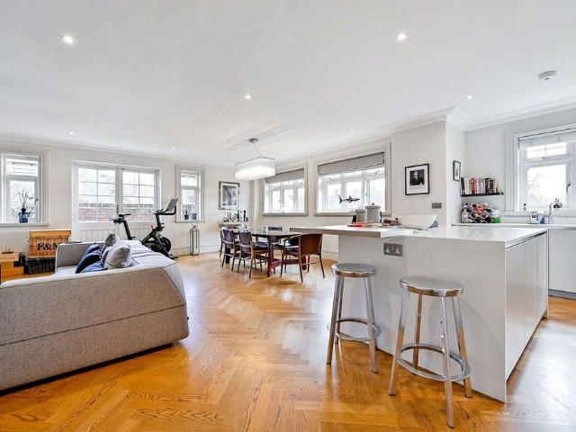 Apartment for rent in Cranbourne, Winkfield