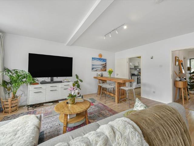 Townhouse for rent in Belsize Park, Greater London