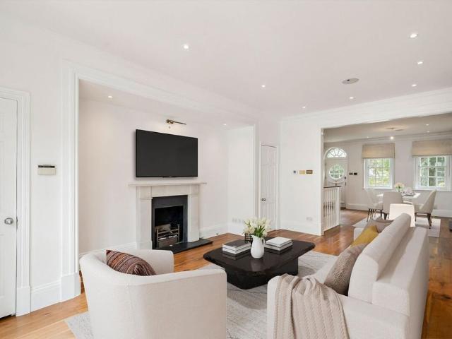 Townhouse for rent in Bayswater, Greater London