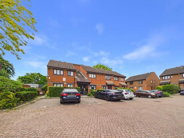 Apartment for rent in Furzedown, Greater London
