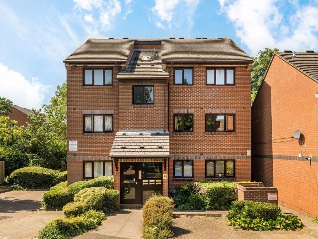 Apartment for rent in Furzedown, Greater London